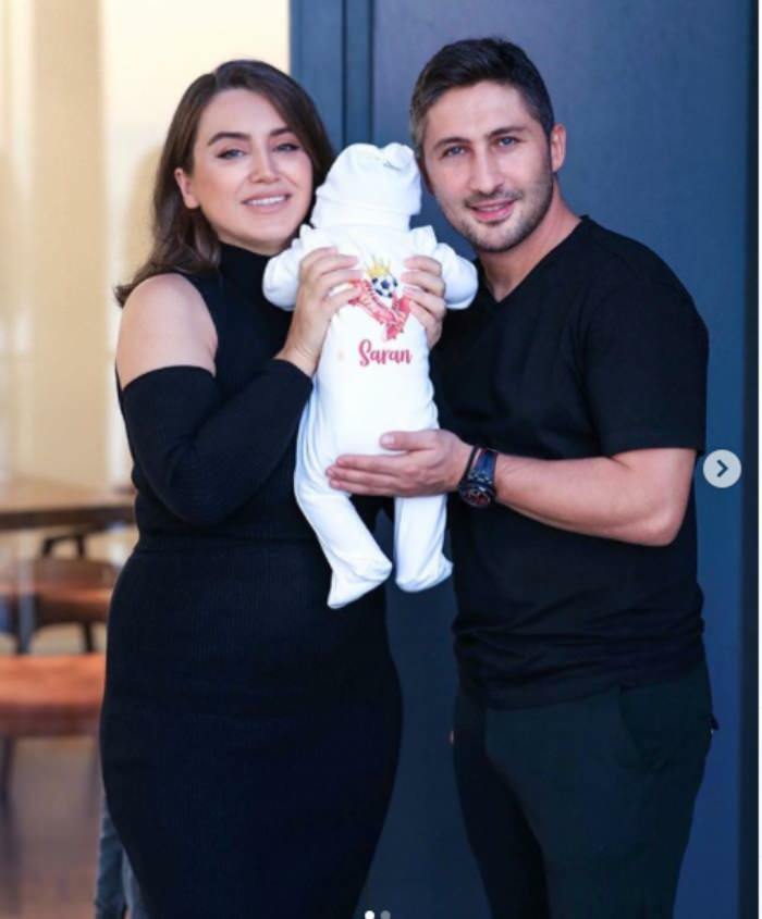 Pasangan Yağmur-Sabri Sarıoğlu menunjukkan wajah bayi mereka untuk pertama kalinya