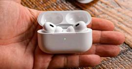 AirPod 3. Apa perbedaan antara generasi berikutnya dan AirPods Pro?