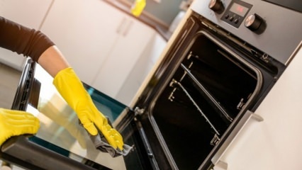 Bagaimana cara membersihkan bagian dalam oven?