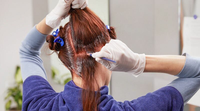 Apa bahaya pewarna rambut? Kerusakan mewarnai rambut berturut-turut