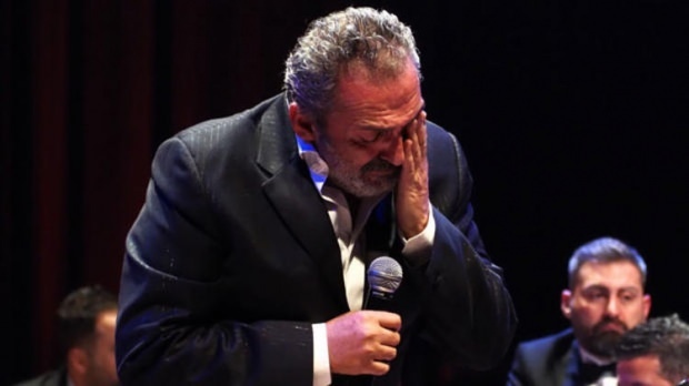 Yavuz Bingöl tidak bisa mengendalikan air matanya di atas panggung
