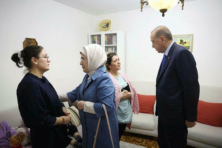 Presiden Recep Tayyip Erdoğan dan istrinya Emine Erdoğan mengunjungi keluarga korban gempa