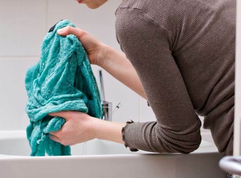 Mencuci selimut di bak mandi