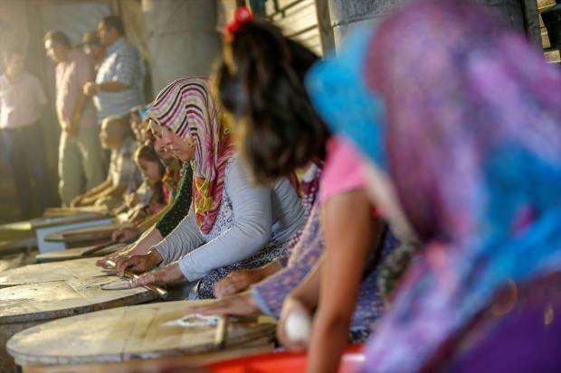 70 wanita dari Antalya menjual pancake dan membuat masjid