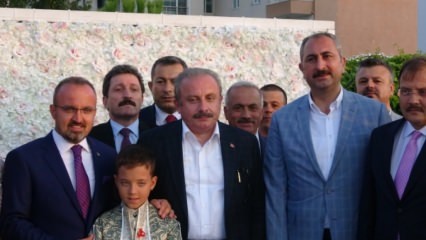 Dunia politik bertemu pada upacara penyunatan putra-putra Wakil Presiden Grup Partai AK Bülent Turan