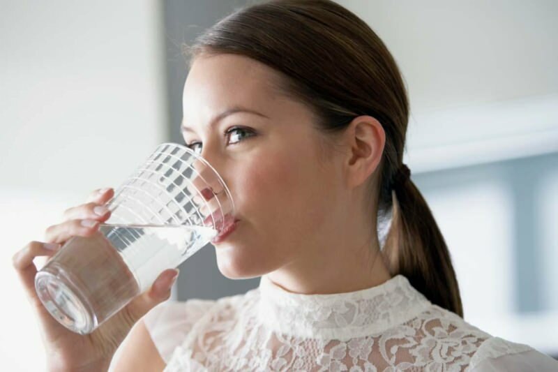 Konsumsi air memungkinkan virus dalam tubuh dikeluarkan dari tubuh dalam waktu singkat