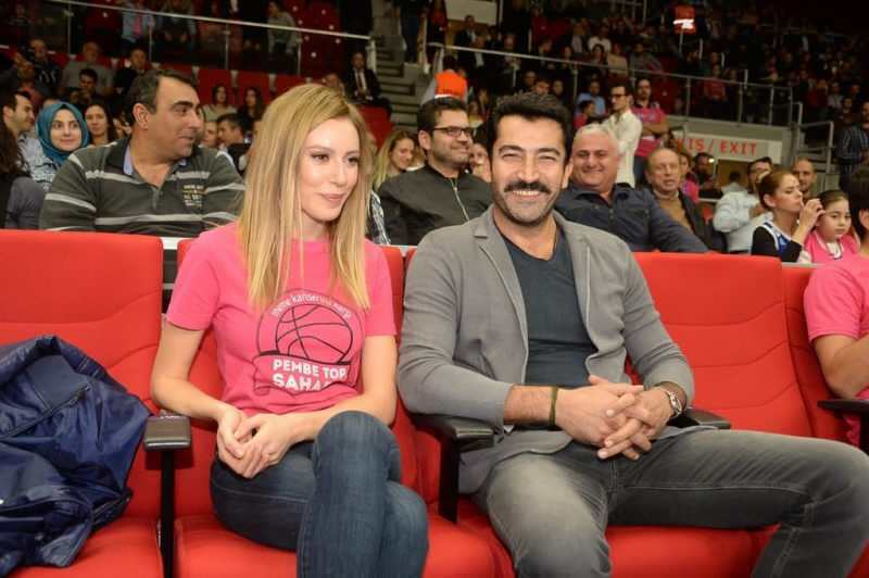 Dari keranjang merah muda yang dihadiri oleh Sinem Kobal dan istrinya Kenan Imirzalıoğlu 