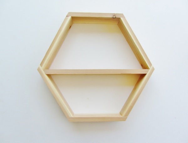 Bagaimana cara membuat rak buku heksagonal di rumah?