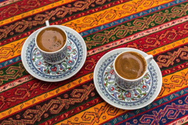 Bagaimana cara mendapatkan kekerasan dalam rasa kopi Turki?