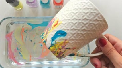 Metode dekorasi mug pola Ebruli dengan cat kuku