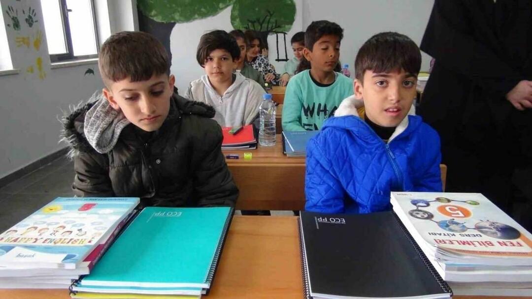 anak-anak korban gempa memulai kelas di kota lain