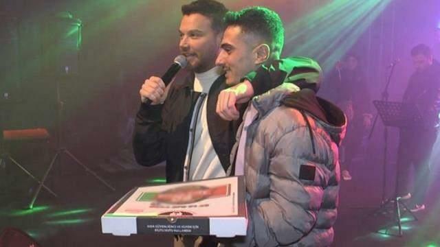 Sinan Akçıl menyanyikan pizza untuk konser! Dia memenuhi impian penggemarnya ...