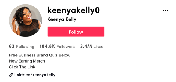 contoh tangkapan layar dari profil tiktok @ keenyakelly0 yang menampilkan 184,8 ribu pengikut dan 3,4 juta suka deskripsi menawarkan kuis gratis, pernak-pernik anting baru, dan ajakan bertindak untuk mengeklik tautan profilnya tautan