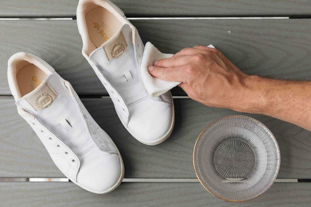 Bagaimana cara membersihkan sepatu putih?