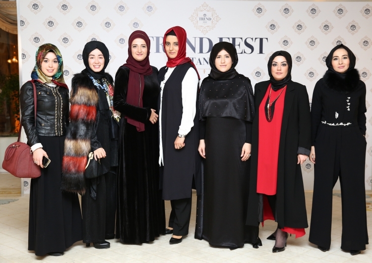 Desain perancang busana wanita untuk wanita dari Aleppo