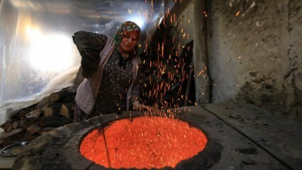 Bibi Fatma memenangkan rotinya di api tandoor