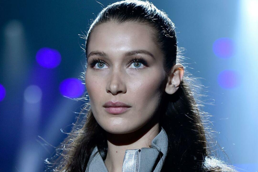 Tubuh Bella Hadid membiru karena penyakitnya!