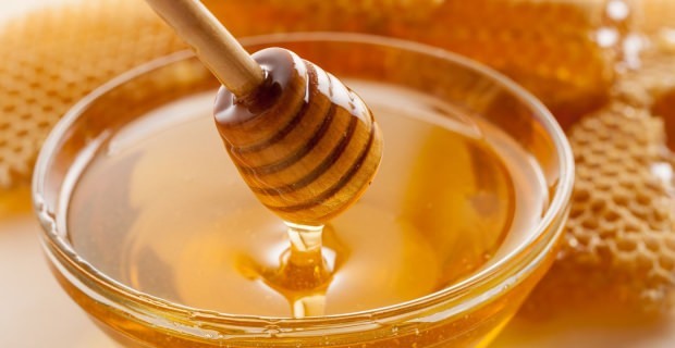Membersihkan kulit dengan madu