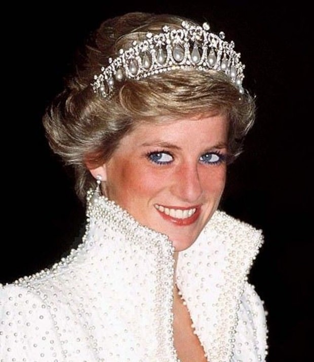 Kate Middleton mengenakan mahkota Putri Diana