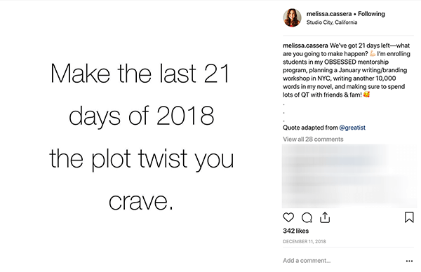 Ini adalah tangkapan layar dari kiriman Instagram oleh Melissa Cassera. Ini memiliki latar belakang putih dan mengatakan dalam huruf hitam, "Jadikan 21 hari terakhir tahun 2018 alur cerita yang Anda dambakan."