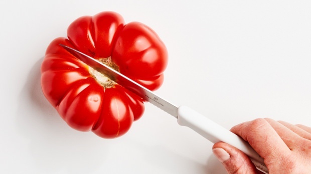 Cara mengupas kulit tomat dengan metode termudah