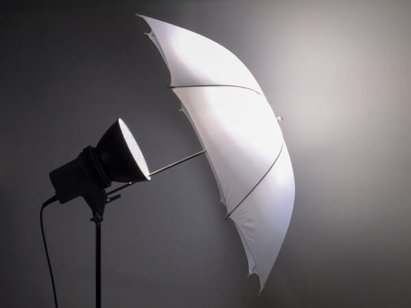 Payung foto membantu menciptakan cahaya lembut dan bagus untuk video Anda.