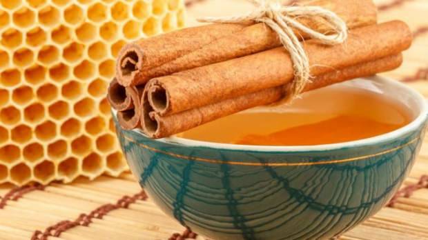 Apakah itu melemah dengan makan madu dan kayu manis? Obat luar biasa untuk menurunkan berat badan!