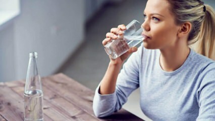 Apakah terlalu berbahaya minum terlalu banyak air?