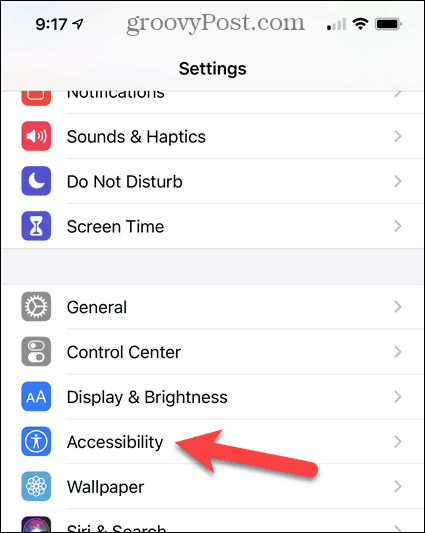 Ketuk Aksesibilitas pada layar Pengaturan iPhone