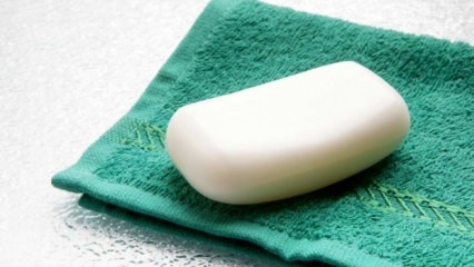 Bagaimana cara membersihkan sabun dan noda deterjen?