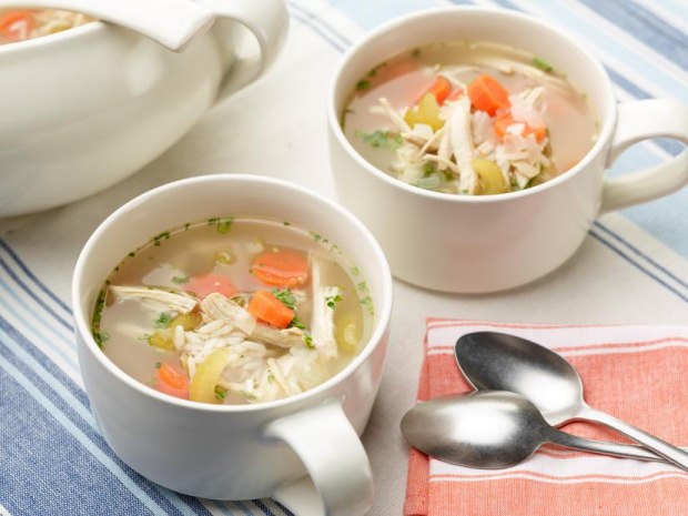Bagaimana cara membuat sup ayam ala ibu? Resep sup ibu praktis