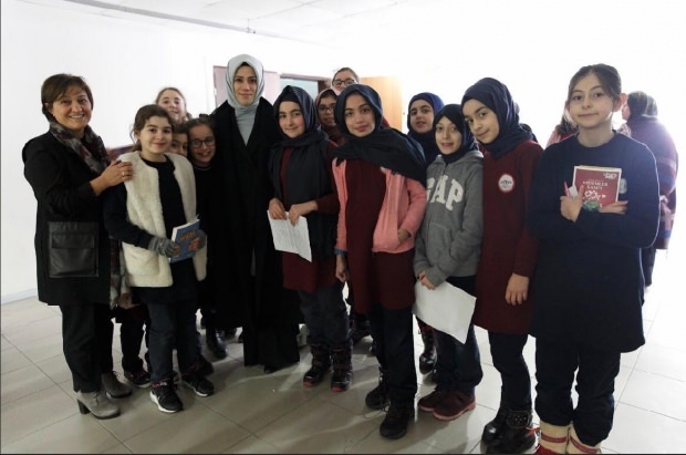 Esra Albayrak di acara lencana proyek Visionary Goals for Girls!