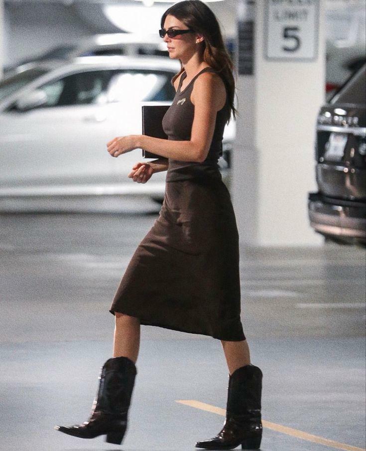 Kombinasi sepatu bot koboi Kendall Jenner 