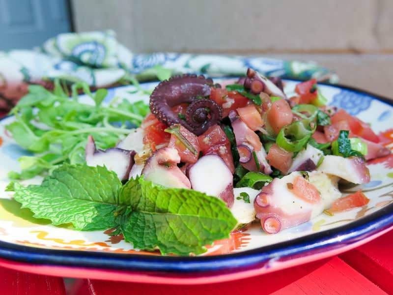 Bagaimana cara membuat salad gurita dengan buah zaitun yang dihancurkan? Salad gurita termudah dengan buah zaitun yang dihancurkan ...