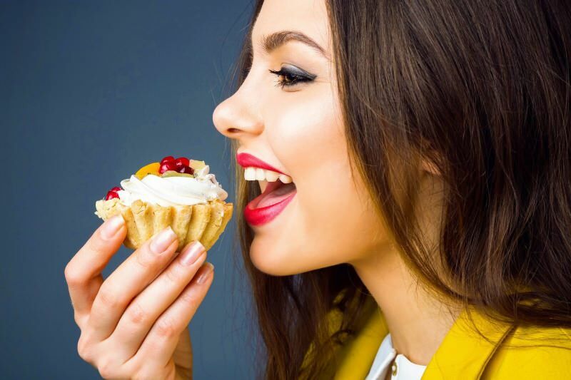 Apakah makanan manis di perut kosong membuat Anda bertambah berat badan di pagi hari? Apa yang harus dilakukan setelah makan makanan penutup, bagaimana cara mencairkannya?