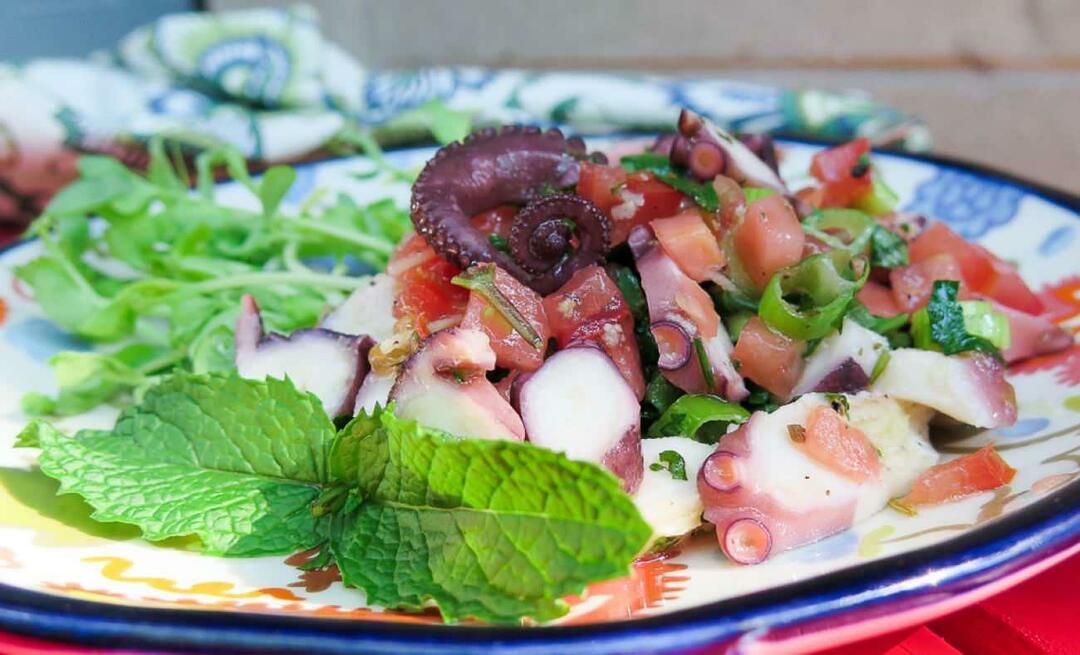 Bagaimana cara membuat salad gurita dan apa saja trik salad gurita?