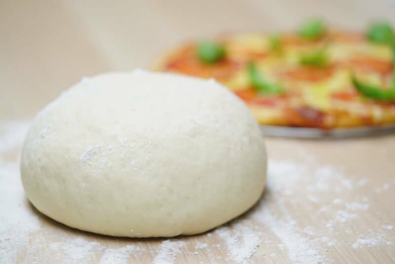 Bagaimana adonan pizza dibuat? Trik membuat adonan pizza asli