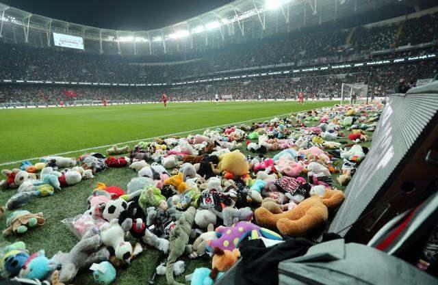 Mainan dilemparkan dalam pertandingan Beşiktaş