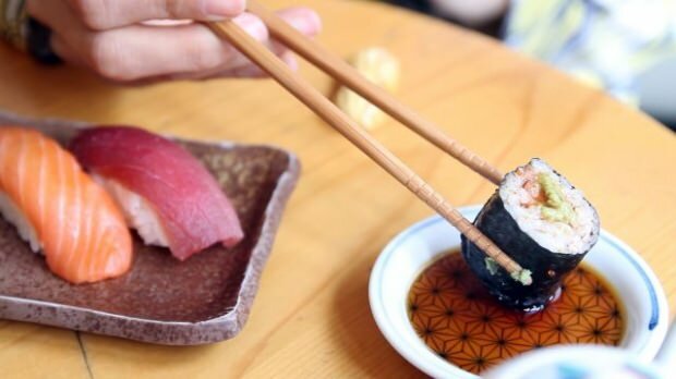 Bagaimana cara makan sushi? Bagaimana cara membuat sushi di rumah? Apa saja trik sushi?