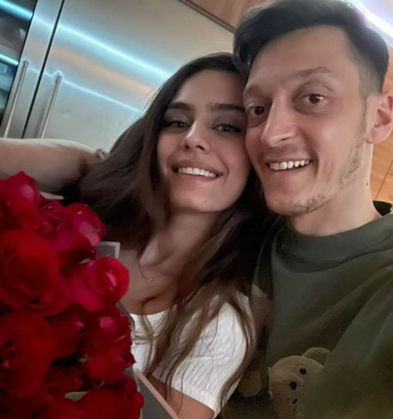 Pesan romantis dari Mesut Özil kepada istrinya, Amine Gülşe: "Karena kamu selalu bersamaku ..."