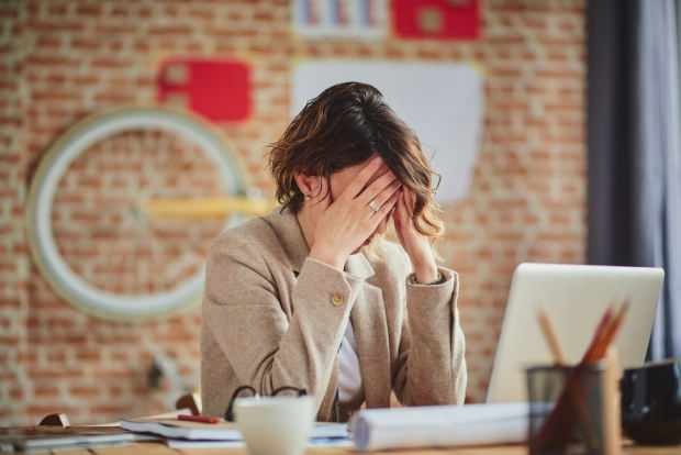 stres yang berlebihan menyebabkan kelelahan terus-menerus di lingkungan kerja