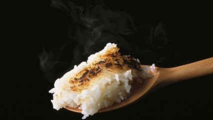 Apa yang harus dilakukan jika bagian bawah beras dipegang? Metode menarik yang berbau beras bakaran