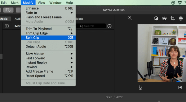 Di iMovie, bagi video Anda menjadi beberapa segmen dengan memilih Ubah> Pisahkan Klip.