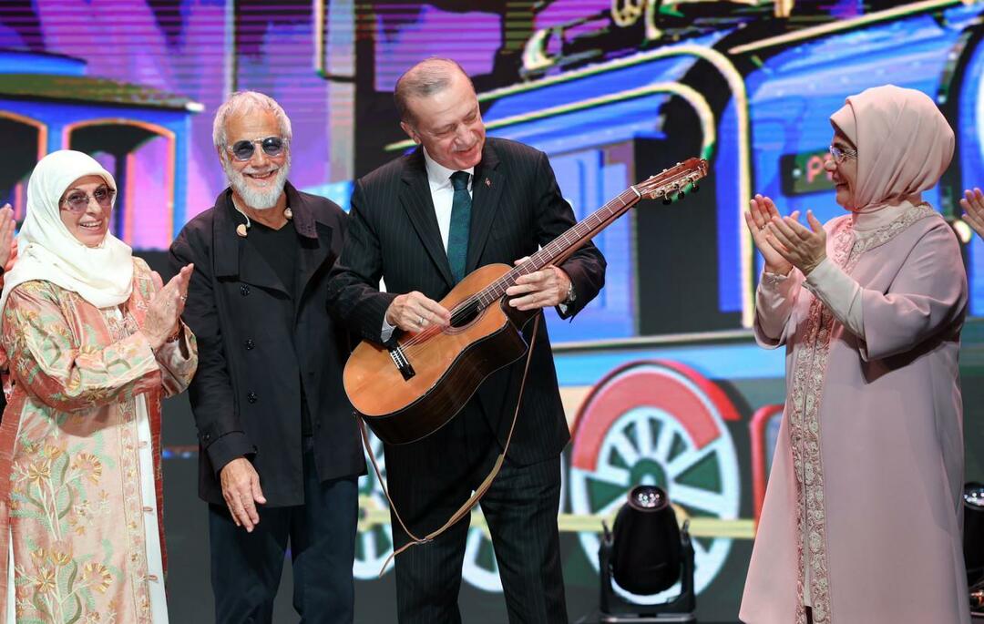 Yusuf Islam memberikan gitarnya kepada Presiden Erdogan