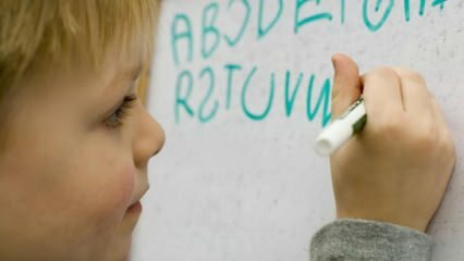 Bagaimana cara mengajar anak-anak alfabet?