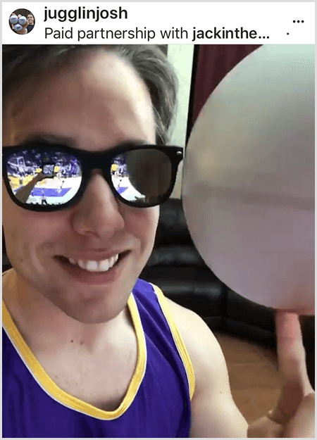 Josh Horton memposting foto untuk kampanye dengan Jack in the Box dan LA Lakers. Josh memakai kacamata hitam cermin dan jersey Lakers dan tersenyum ke arah kamera sambil memutar bola.
