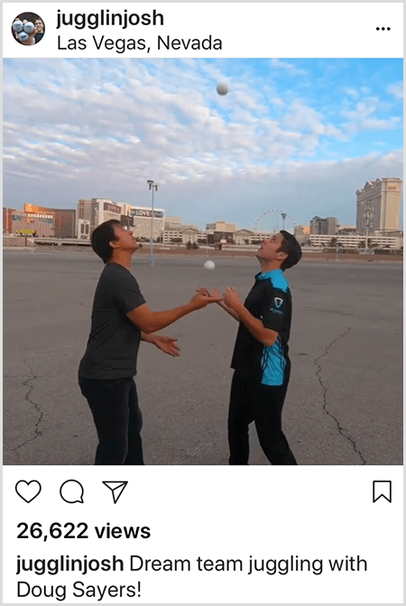 Foto kolaborasi Josh Horton dengan Doug Sayers. Bagian atas posting menempatkan foto di Las Vegas, Nevada. Dua pria kulit putih berdiri di tempat kosong menghadap satu sama lain sambil menatap bola yang mereka juggling.