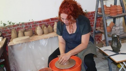 Mendirikan bengkel tembikar yang terinspirasi oleh perjalanannya ke luar negeri