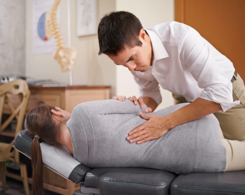 Apa itu perawatan chiropractic? Untuk pasien mana perawatan chiropractic diterapkan?