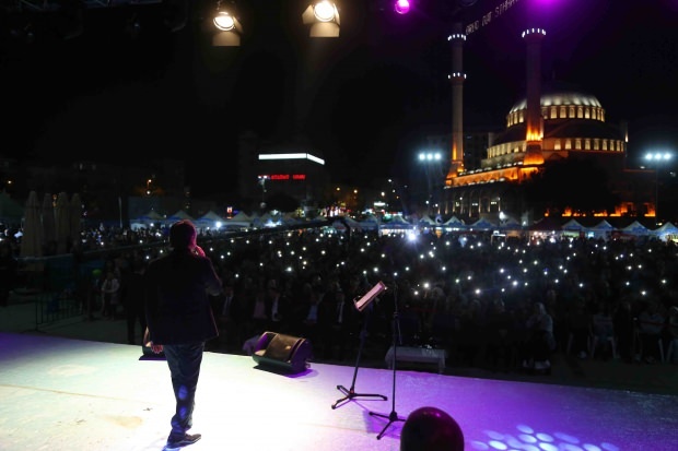 Artis Bosnia Zeyd Şoto dan Eşref Ziya Terzi mengadakan konser di Bağcılar 